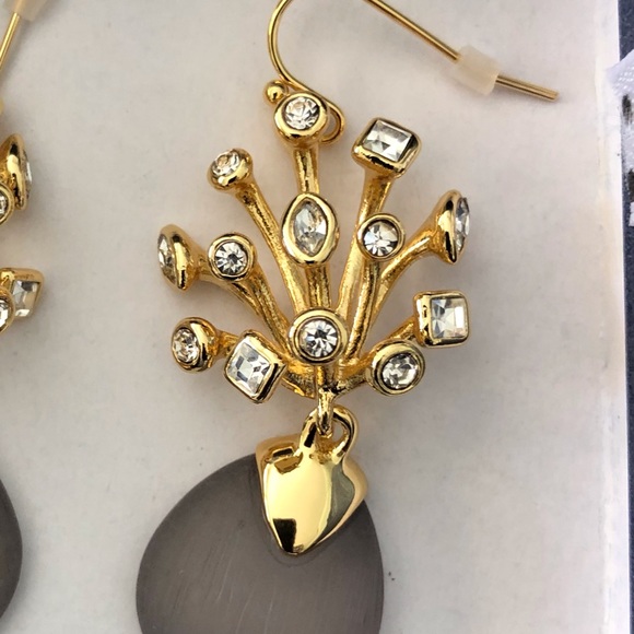 Brand New Crystal and Grey Lucite Dangle Earrings. Beautiful Designer look. - Picture 2 of 4